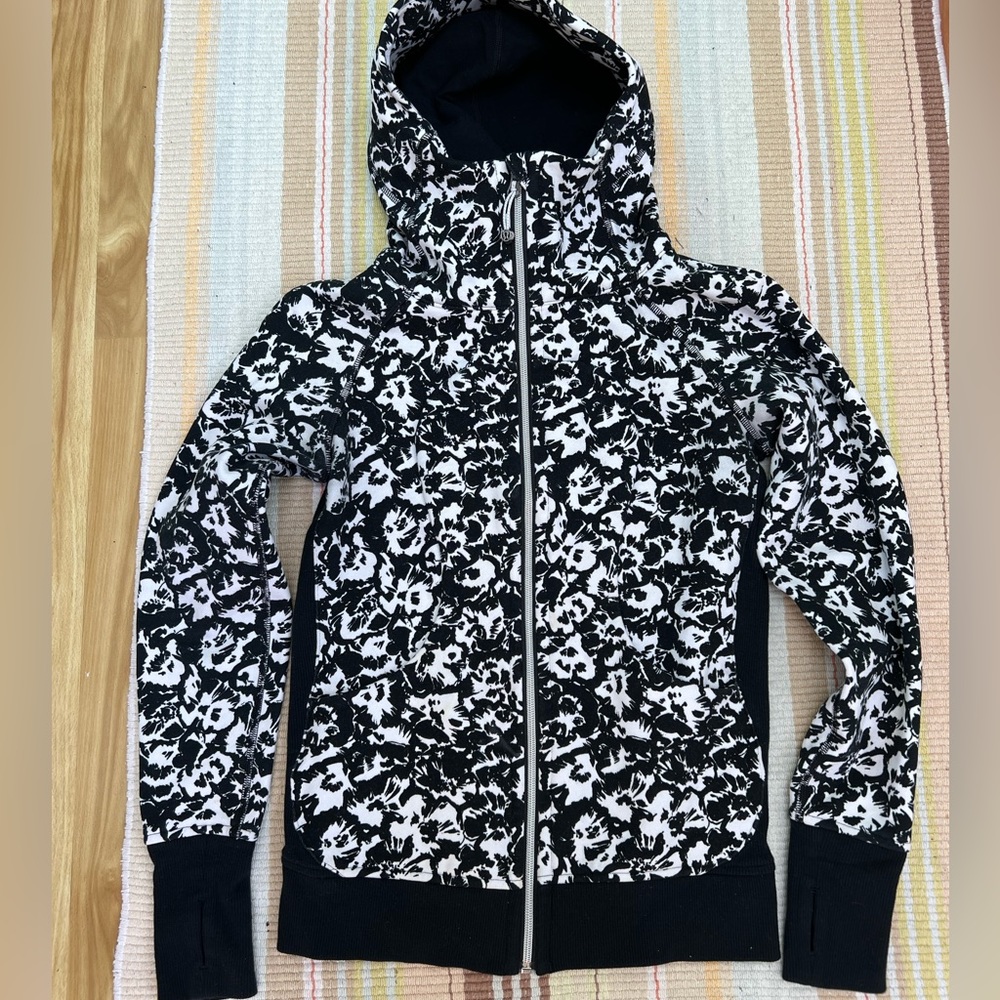 Lululemon zippered graphic hoodie small EUC